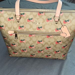 Coach Gallery Tote In Signature Canvas With Strawberry Print